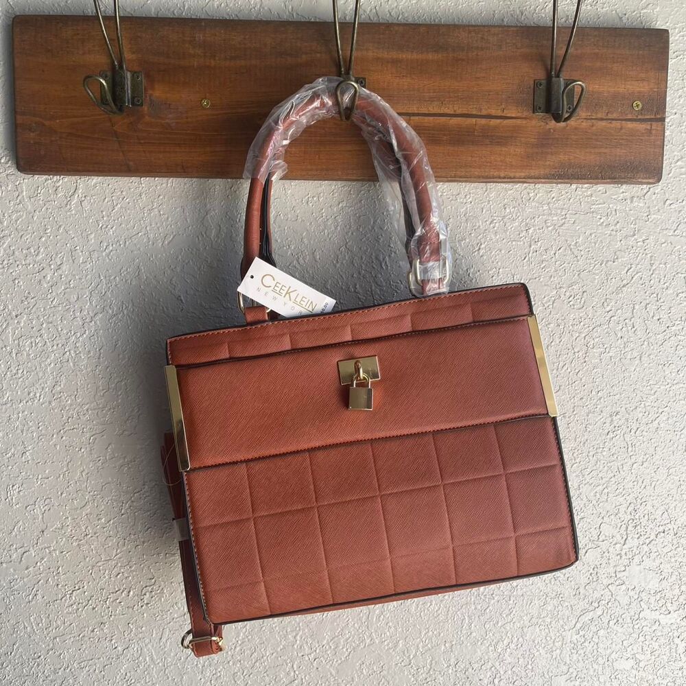NWT Cee Klein Brown faux leather shoulder bag with gold hardware and zipper clos
